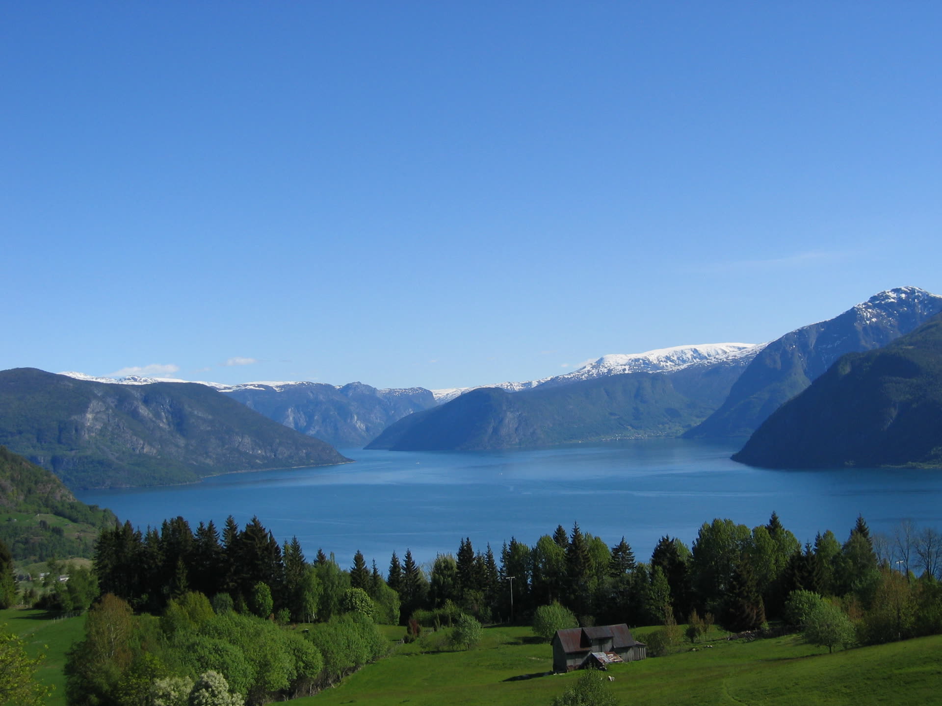 Utsyn over Sognefjorden fra Leikanger — der Entrii utvikles